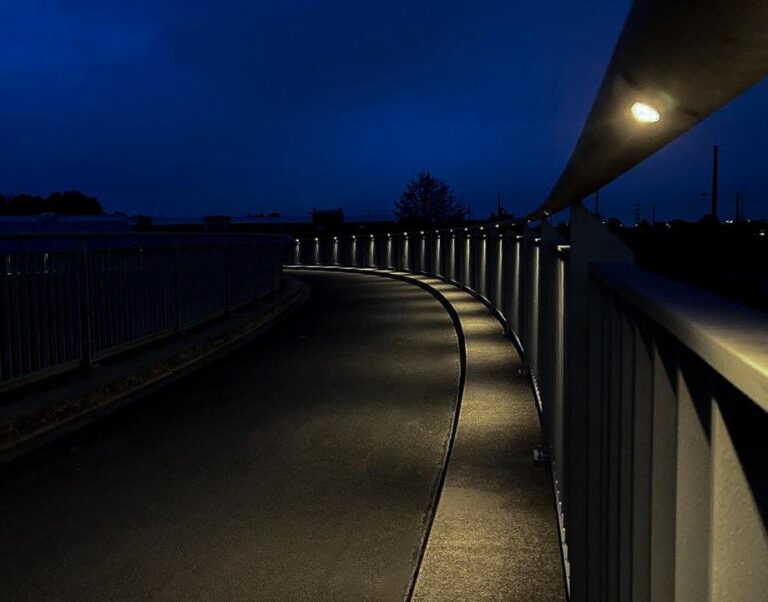 Beleuchtung einer Brücke bei Nacht