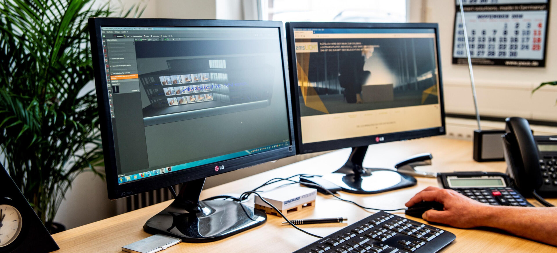 Mann am Schreibtisch mit 2 Bildschirmen