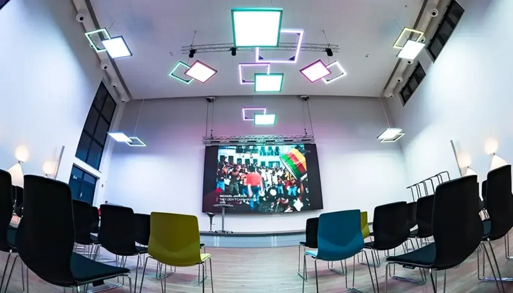 Moderne Lampe im Seminarraum