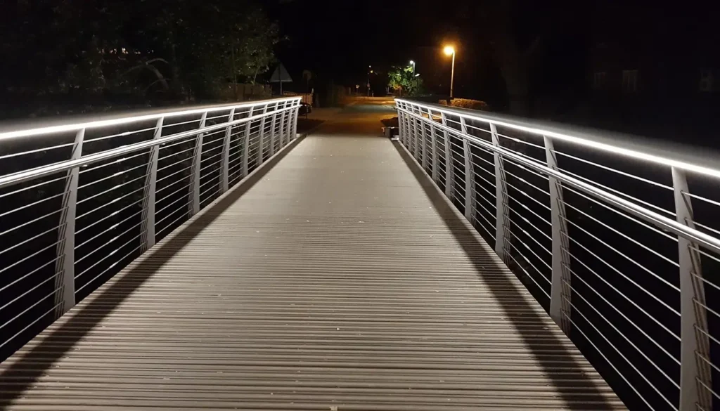 Beleuchtung einer Brücke bei Nacht