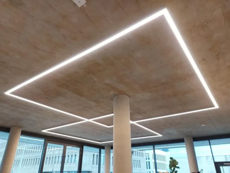 Beleuchteter Innenraum unter der Decke