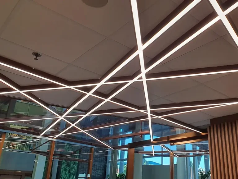 Beleuchtete Decke eines Büros